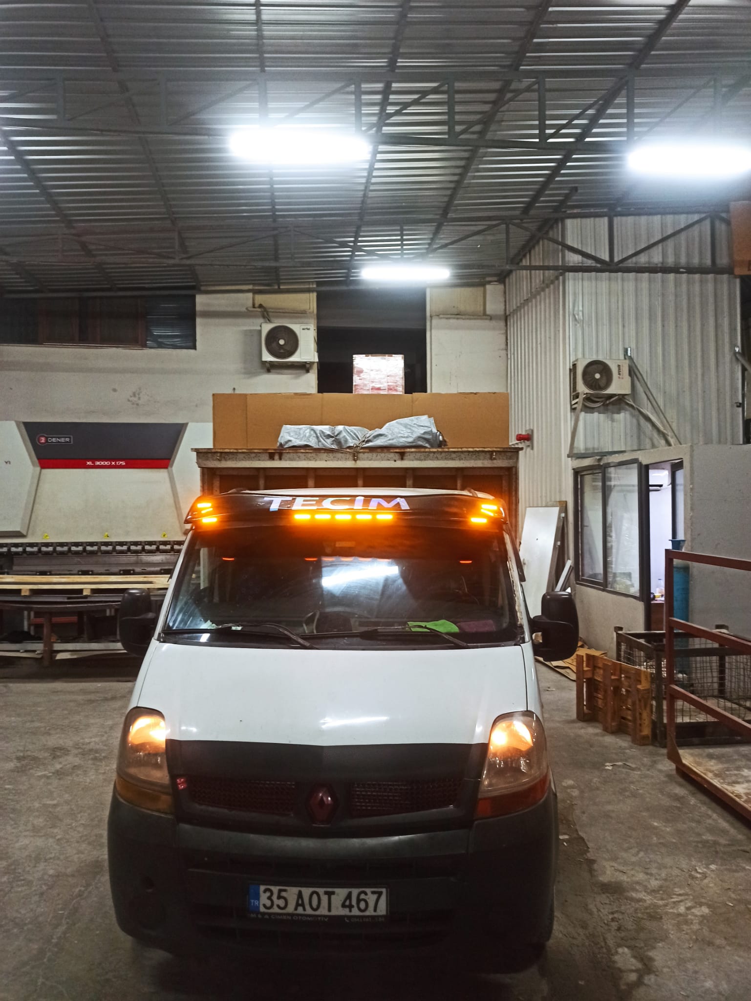 TECIM logolu Renault Master araç - İzmir Buca nakliyat hizmet