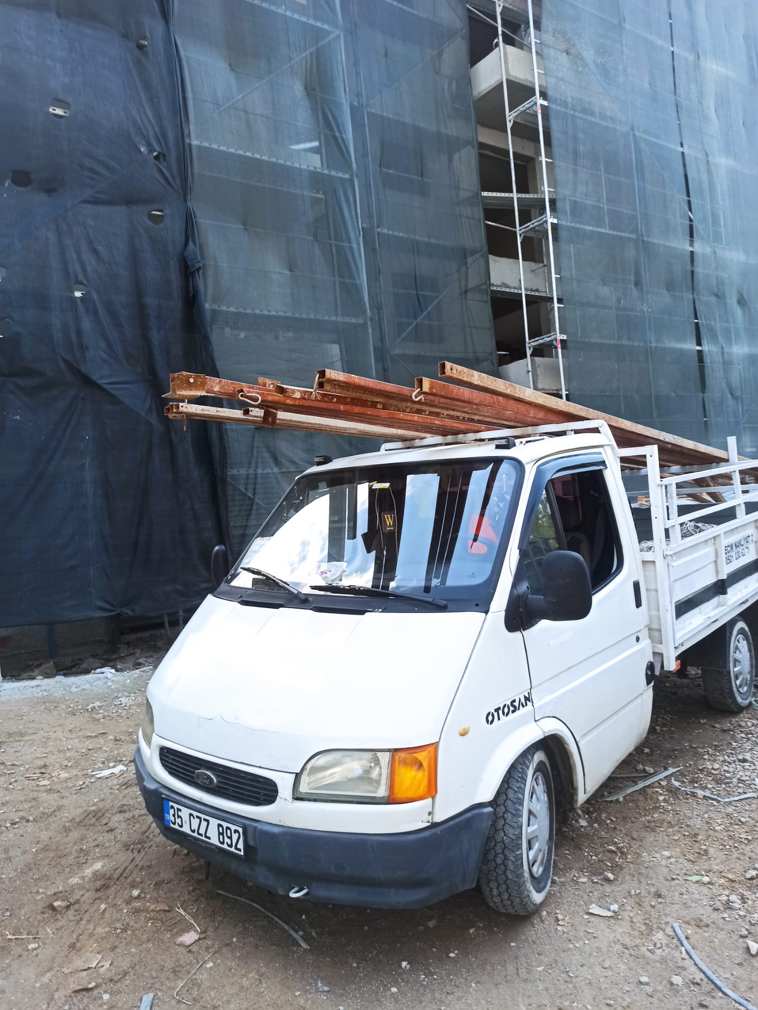 Tecim Nakliyat İzmir Ford Transit inşaat alanında nakliye hizmeti