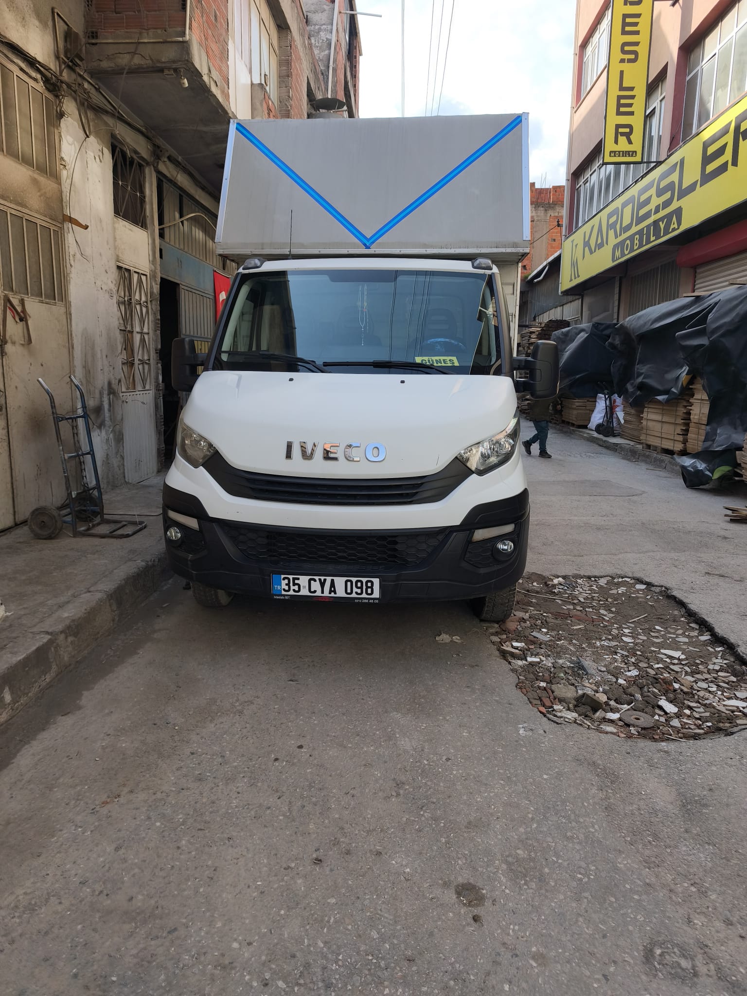 Tecim Nakliyat İzmir Iveco Daily kamyon ön görünüm - Buca Ferahlı nakliyat